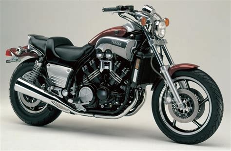 Yes, it's politically incorrect—but with over 170bhp, who's complaining? 2002 Yamaha VMX 1200 V-Max - Moto.ZombDrive.COM