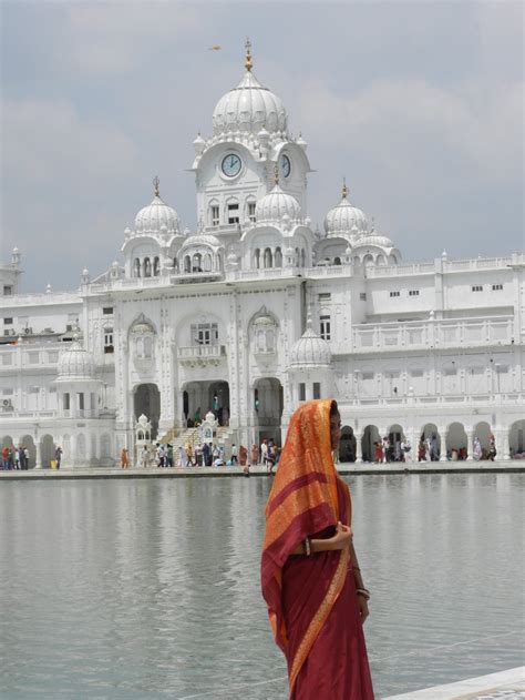 Sikh Pilgrim Circling The Golden Temple Smithsonian Photo Contest