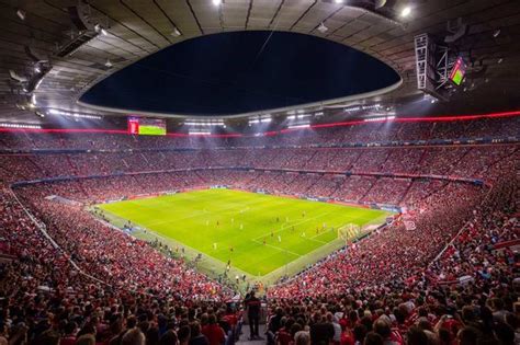 Fußball ist eine ballsportart, bei der zwei mannschaften mit dem ziel gegeneinander antreten, mehr fußball entstand in der zweiten hälfte des 19. Allianz-Arena München - begeisterndes Fußballstadion im ...