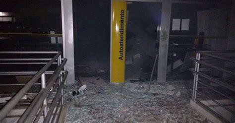 bandidos explodem caixas eletrônicos de duas agências bancárias em pe e fogem para al já é notícia