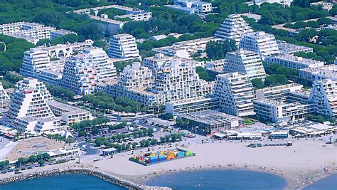 Cet hôtel est situé au cœur de la grande motte, à 300 mètres de la mer méditerranée et de ses plages de sable fin. La Grande-Motte pense trois ans de finances - midilibre.fr