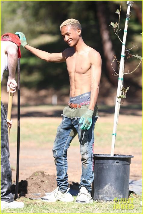 Shirtless Jaden Smith Shows Off His Abs While Planting Trees With Sister Willow Photo 4034476