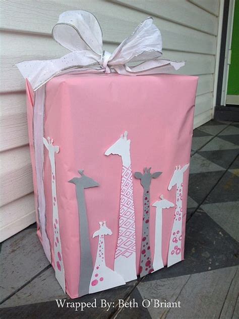 Unique gift wrapping ideas for baby shower. Giraffe Baby Shower Gift Wrap | Envolver regalos de manera ...