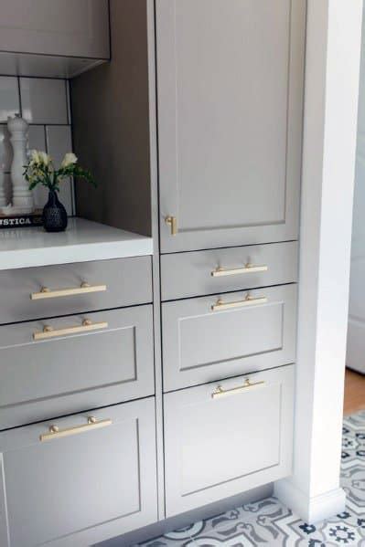 Gallery featuring rustic kitchen cabinets including finishes, door styles, hardware, color & matching ideas. Top 70 Best Kitchen Cabinet Hardware Ideas - Knob And Pull ...