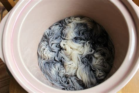 Uploaded on mar 28, 2020. How to Dye Yarn with a Slow Cooker - FiberArtsy.com