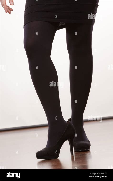 Elegante Mode Outfit Weibliche Beine In Schwarzen Strumpfhosen Modische Minirock Und High Heels