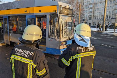 Verkehrschaos in Leipzig Straßenbahn kracht mit Laster zusammen und