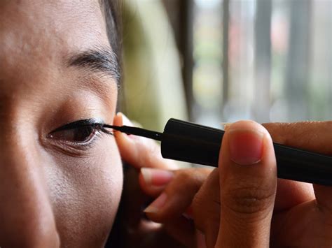5 Liquid Eyeliner Mistakes Youre Probably Making Self