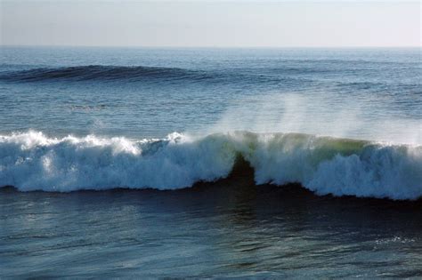 Spray Perfect Waves Roll In The Pipeline Pacific Ocean Flickr