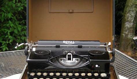 Antique 1933 Royal O-T Portable Manual Typewriter with Original Case