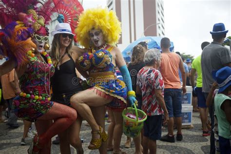 Les Travestis Célèbrent Rio Carnival à Une Fête De Rue Photo éditorial Image Du Hommes