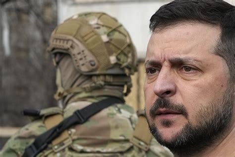 volodímir zelenski inspecciona a las fuerzas ucranianas desplegadas en la frontera con rusia