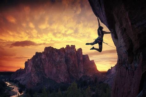 Mujer Escalando En La Roca 77337