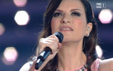 Laura Pausini Sirena In Fondo Al Mare La Cantante Sfreccia Tra Le Onde