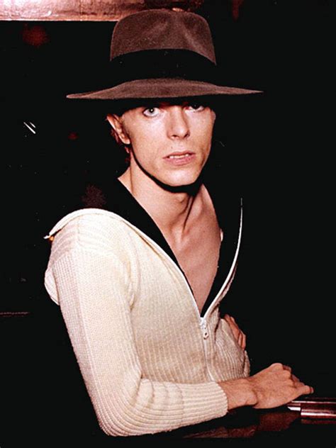 David bowie — moonage daydream 04:40. NEONSCOPE - 10 Unforgettable Portraits of David Bowie