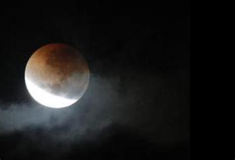 Untungnya, gerhana bulan total dikenal sebagai salah satu peristiwa alam yang paling mudah untuk diamati. Gambar Gerhana Bulan Total Hitam Putih / Gerhana Matahari ...