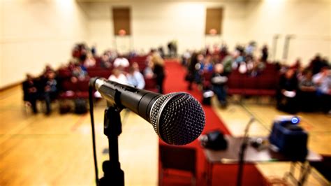 Use The Microphone When Public Speaking Lifehacker Australia