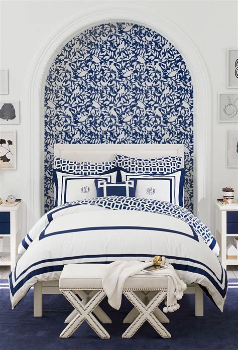 These dramatic navy blue suites are seriously stylish. This classic navy and white bedroom gives us the blues (in ...