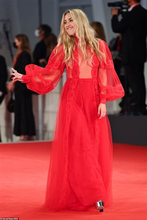 Venice Film Festival Kate Hudson Goes Braless In Sizzling Plunging Scarlet Gown Daily