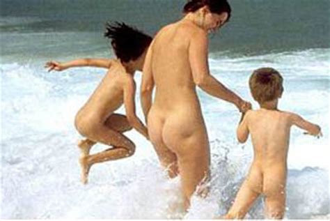 Baci Vietati E No Al Nudo In Spiaggia Lestate Si Scalda A Suon Di