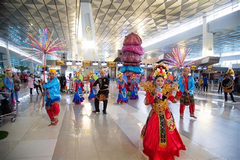 10 ragam budaya indonesia : Ketika Ragam Budaya Indonesia Warnai Bandara Soetta