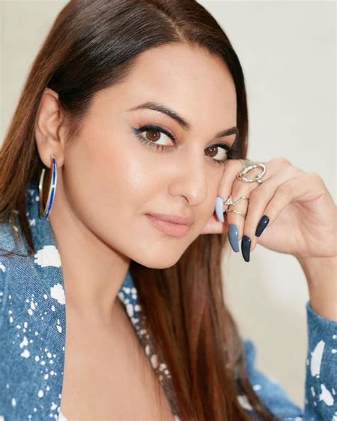 Sonakshi Sinha Spreads Boss Lady Vibes In Denim Pantsuit Slim Waist Caught The Attention Of Fans