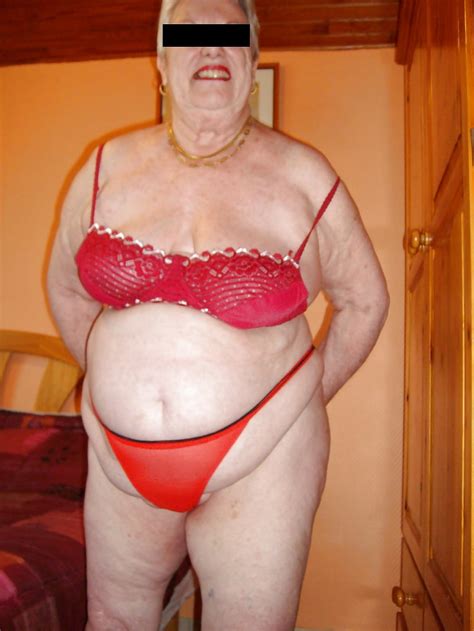 Abuelita posando en lencería roja Nuevos videos porno