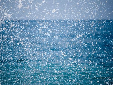 Salpica Del Agua Contra El Mar En Un Da De Verano Soleado Foto De