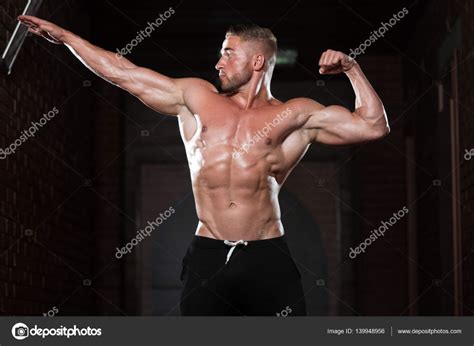 Download Young Bodybuilder Flexing Muscles — Stock Image Flexing