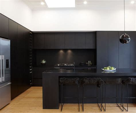 White cabinets lend themselves to a variety of design styles, and when it comes to countertops, the pairing popular white kitchen cabinets gleam with pizzazz, do you agree? We love these black cabinets! Re-create this gorgeous ...