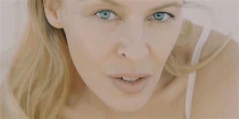 Kylie Minogue Se Apunta A La Tendencia Makeup Free En El V Deo De Golden Europa Fm Radio