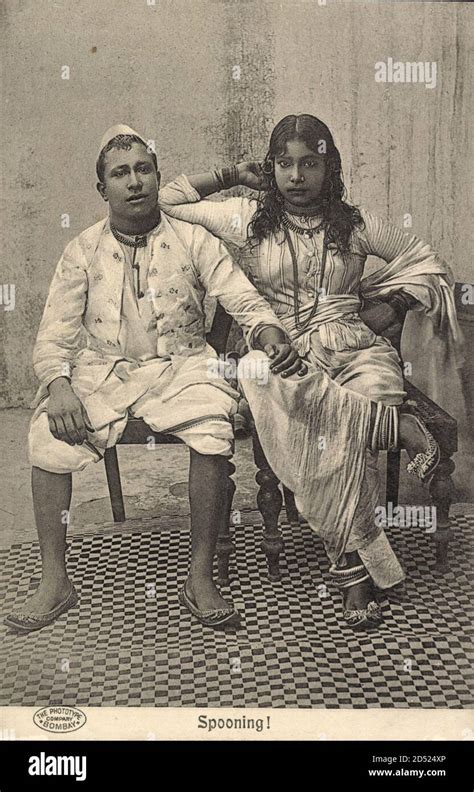 Indisches Pärchen aus Bombay in Volkstracht Spooning usage worldwide Stock Photo Alamy