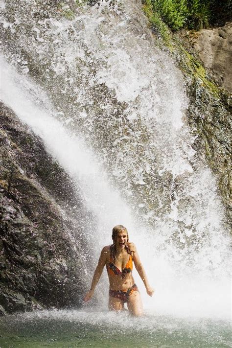 Glückliche Frau Unter Wasserfall Stockfoto Bild Von Menschlich Nave 4109782