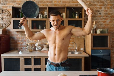 Hombre Desnudo En Delantal Cocinando Postre Con Cereza En La Cocina Varón Desnudo Preparando El