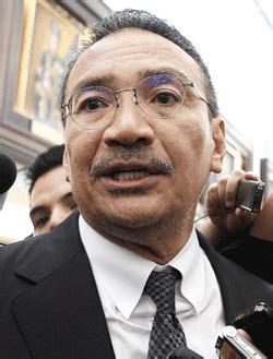 Datuk hishamuddin hussein, acting minister of transport flanked by dato azharuddin abdul rahman, dg of dca and ahmad jauhari yahya, mas ceo briefs. Hishammuddin to help trace Jho Low | Borneo Post Online