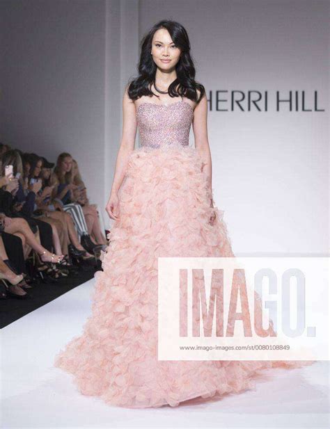 Nyc Fashion Week Ss18 Sherri Hill Model Walks Runway For Sherri Hill