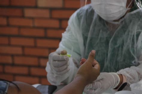 Amostras de sangue colhidas de trabalhadores para testes sorológicos na empresa liebherr, na itália. Ipaam realiza teste rápido de Covid-19 em servidores do ...