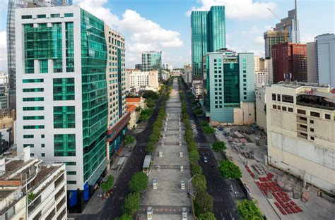 Cụ thể, đối với những người có tiếp xúc gần với các ca bệnh, những người từng đến những địa điểm có yếu tố dịch tễ mà bộ y tế đã công bố cần đến. Các con đường ở TP.HCM đẹp lạ những ngày cách ly xã hội