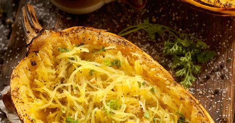 Spaghettikürbis als Hauptgericht aus dem Backofen