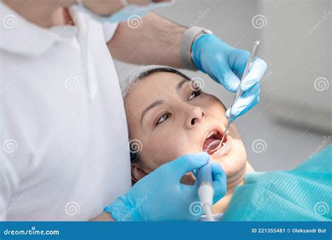 Dentiste Travaillant Sur Les Patients Restauration Des Dents Et