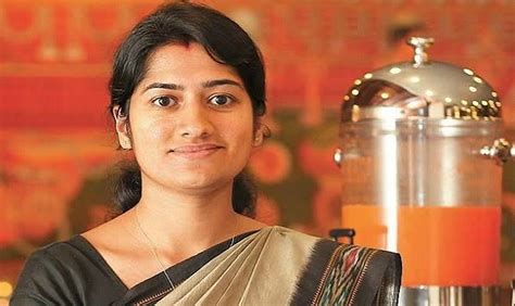 Vasuki ias wears used saree with motive to spread reuse culture. T.v. Anupama: A Very Strong Female Ias Officer - टी.वी ...