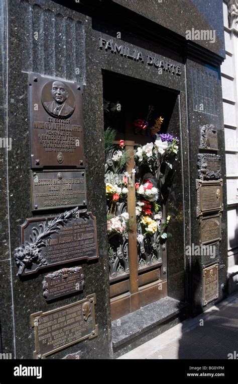 Tumba De Eva Perón Evita El Cementerio De La Recoleta El Cementerio