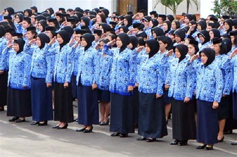 Dengan sanksi teringan bila tidak hadir 5 hari kerja diberi teguran lisan dan sanksi terberat tidak masuk > 45 hari diberhentikan dengan tidak. Jam Kerja ASN Pemkot Makassar Berubah, Masuk Lebih Lambat ...