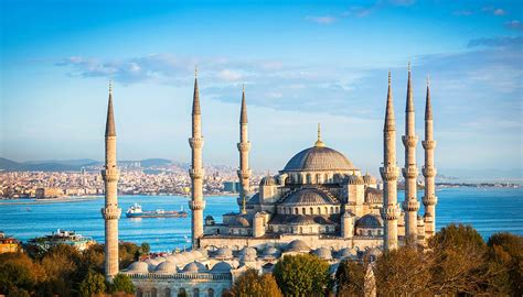 The golden horn inlet divides the new town — with its high energy business zones — from the old town — where you'll find the major sights. 5 cose da fare a Istanbul: tra due continenti, vedute ...