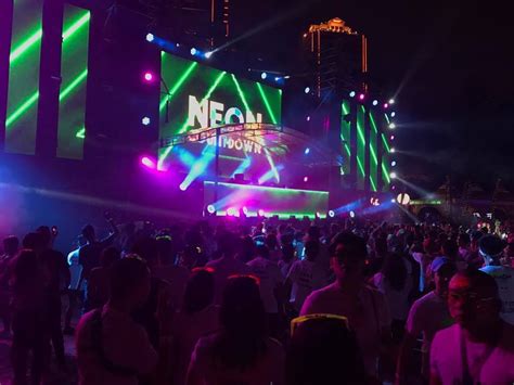 2018 is almost over and a brand new year is about to begin. Malaysian Lifestyle Blog: New Year's Countdown at Neon ...