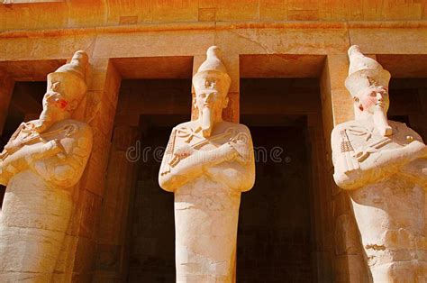 Las Estatuas Talladas De La Reina Hatshepsut Como Hombre Situadas En