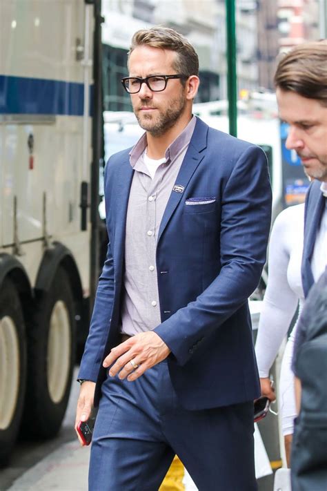Lets Talk About Ryan Reynolds Unusual Suit Move Suits Ryan