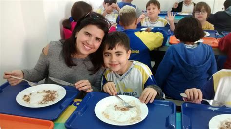 Pais São Convidados Para Almoçar Com Os Filhos Na Escola Colégio Ômega Santos