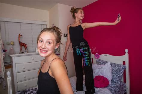 Stock up and save on images and videos with ultrapacks. Deux Enfants Prenant Des Selfies Image stock - Image du ...