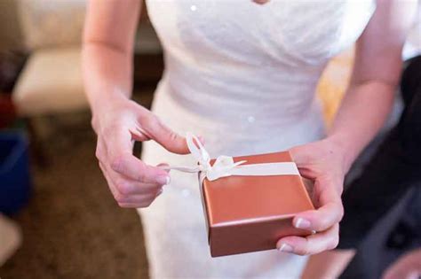 Surprise her with a sketch. Bride and groom gifts to give each other | Easy Weddings